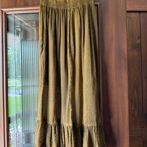 Elegant Capri pants Olive Green Women's Capri Pants NWOT